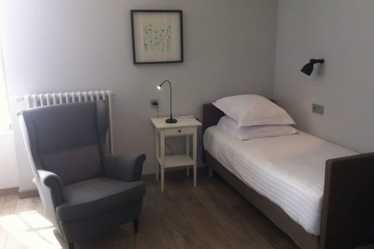Studio | Desk, soundproofing, iron/ironing board, free cots/infant beds