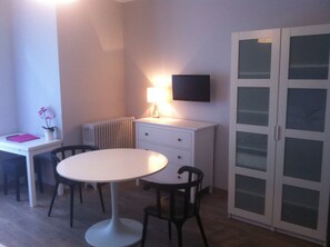 Apartment, 1 Bedroom | Living room | Flat-screen TV - Vichy Residencia (Vichy)