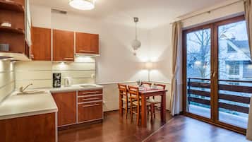 Apartment (Kaszelewski VIP) | Private kitchenette | Fridge, stovetop, dishwasher, electric kettle