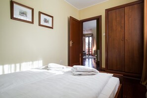 1 غرفة نوم وبديكورات فريدة لكل غرفة وطراز فريد لكل وحدة ومكواة/لوح كي