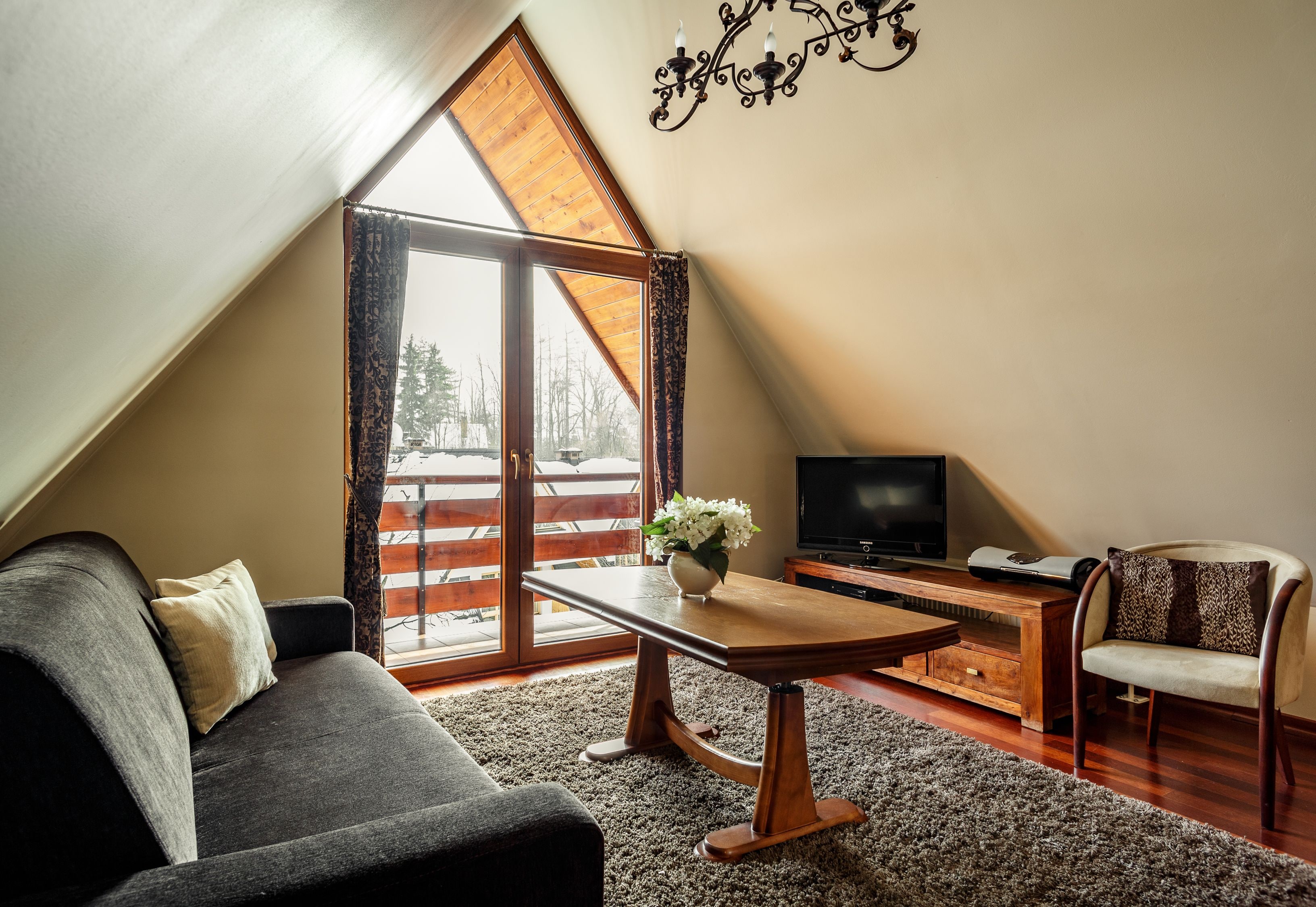 아파트 (Widokowy) | 거실 | 평면 TV, 벽난로