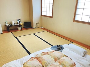 Desk, soundproofing, free WiFi - Hotel Tetora (Hakodate)