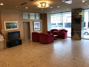 Lobby sitting area - Hotel Tetora (Hakodate)