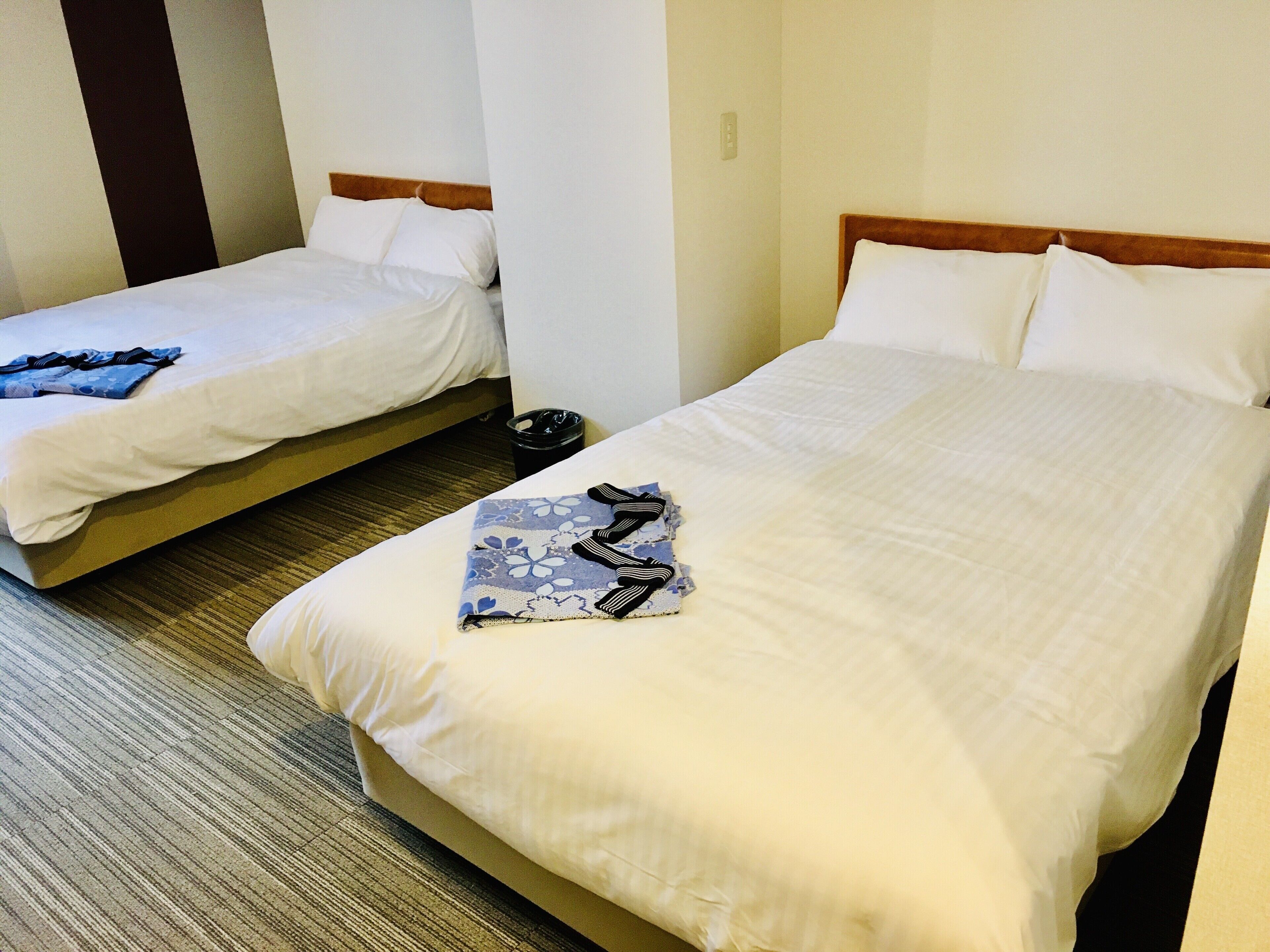 Desk, soundproofing, free WiFi