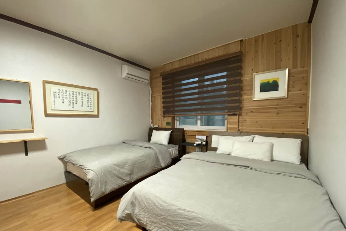 Family Triple Room | Meja, kalis bunyi