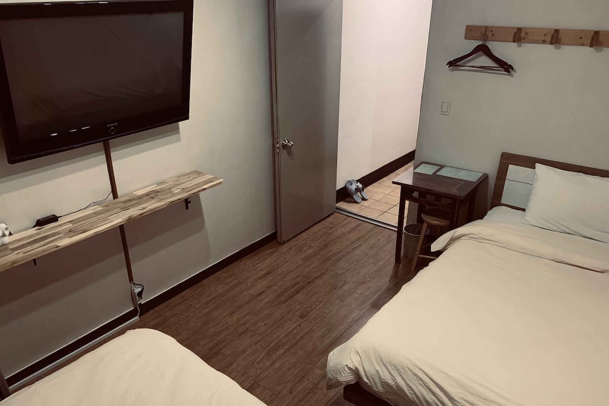 Standard Twin Room | Meja, kalis bunyi