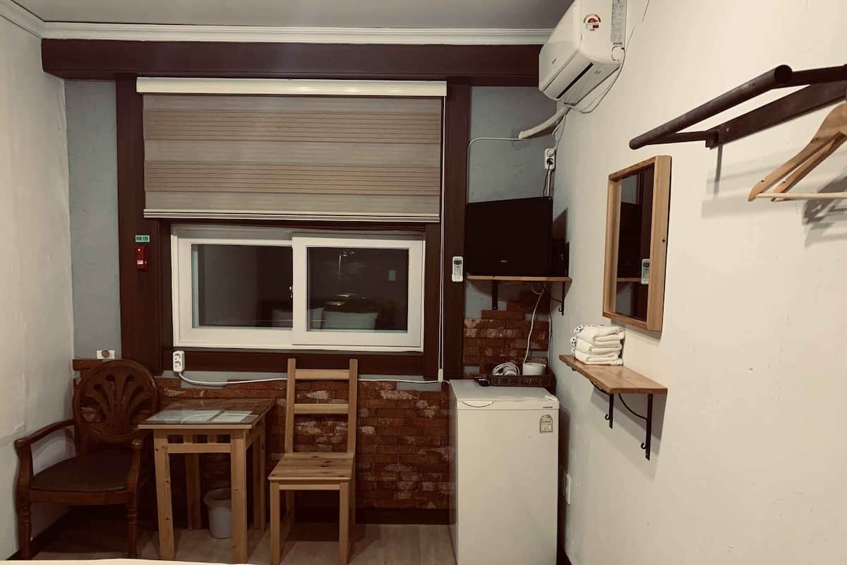 Standard Double Room | Meja, kalis bunyi