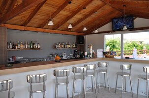 Bar junto a la piscina