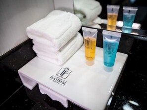 Suihku, ilmaiset hygieniatuotteet, hiustenkuivaaja, tohvelit