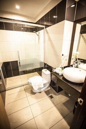 Suihku, ilmaiset hygieniatuotteet, hiustenkuivaaja, tohvelit