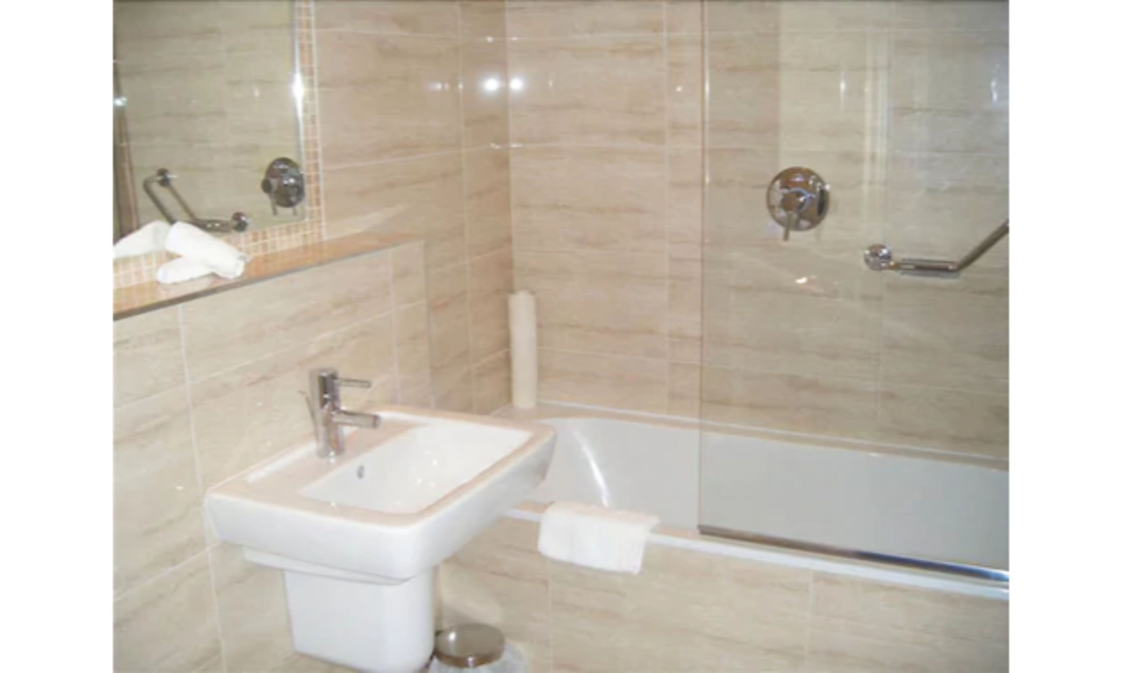 combined shower/bathtub, free toiletries, hair dryer, towels