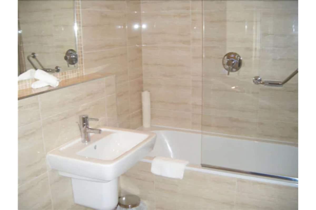 combined shower/bathtub, free toiletries, hair dryer, towels