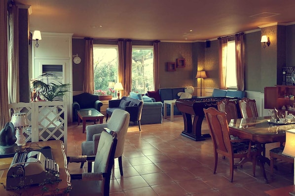 Se sirven desayunos y cocina coreana; con vista al mar 