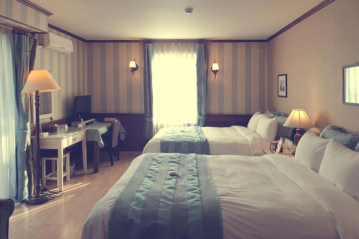Room MS (M, S Randomly assigned) | Down comforters, minibar, desk, soundproofing
