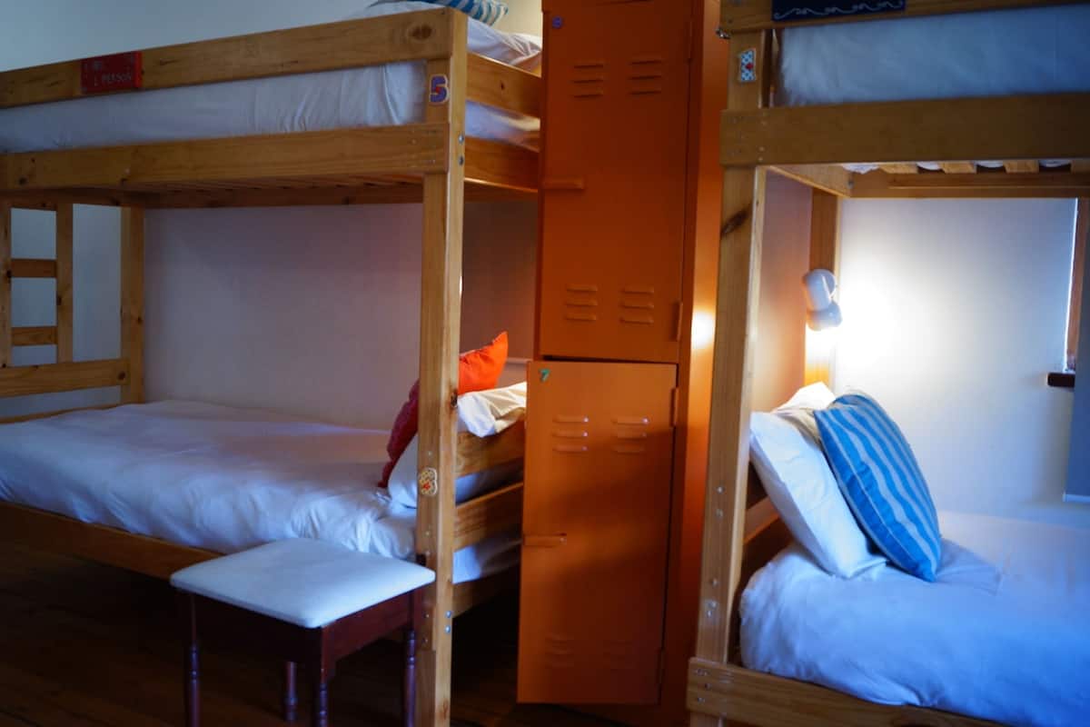 Slaapzaal (8 Bed Mixed Dorm) | Luxe beddengoed, een kluis op de kamer, extra bedden, gratis wifi