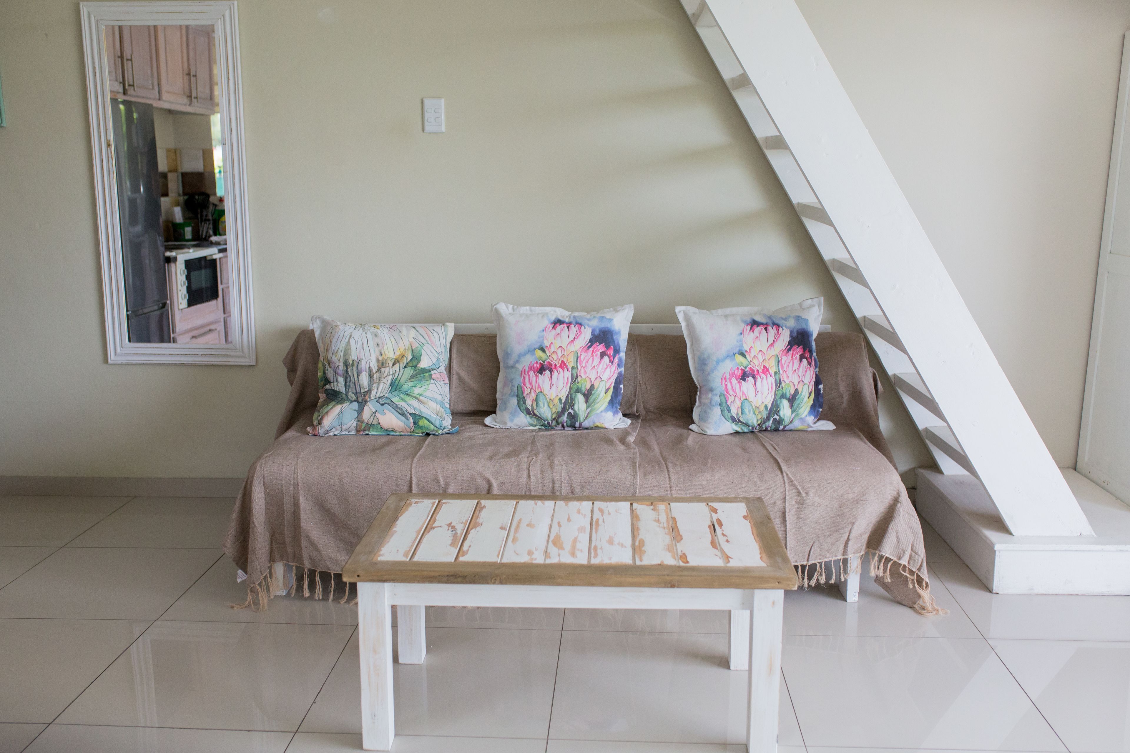 Standard Apartment, 1 King Bed, Mountain View | Living room