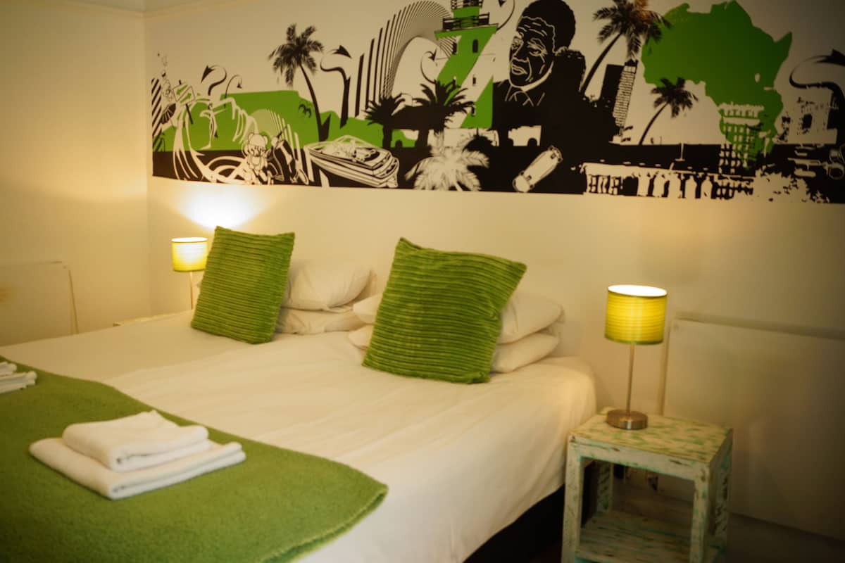 Tweepersoonskamer, gedeelde badkamer | Luxe beddengoed, een kluis op de kamer, extra bedden, gratis wifi