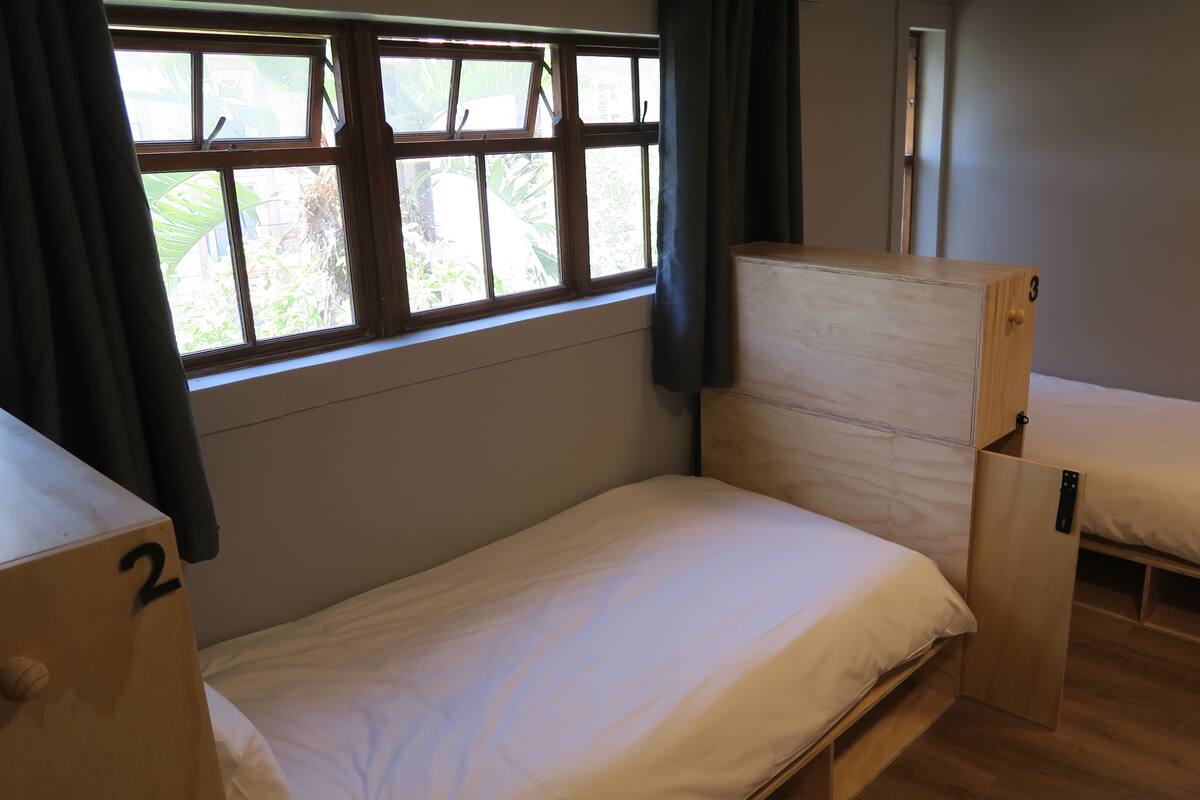 4 Bed mixed dorm EN-SUITE  | Ylelliset vuodevaatteet, tallelokero huoneessa, lisävuoteet