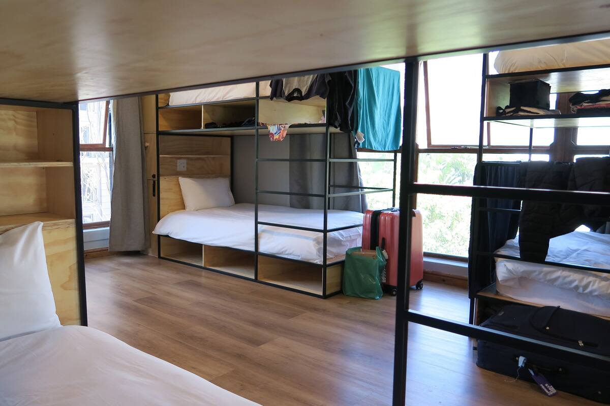 Yhteismajoitus (8 Bed Female Dorm) | Ylelliset vuodevaatteet, tallelokero huoneessa, lisävuoteet