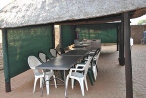 Outdoor dining - Towers Lodge (Germiston)