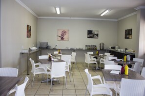 Daily cooked-to-order breakfast (ZAR 55 per person)