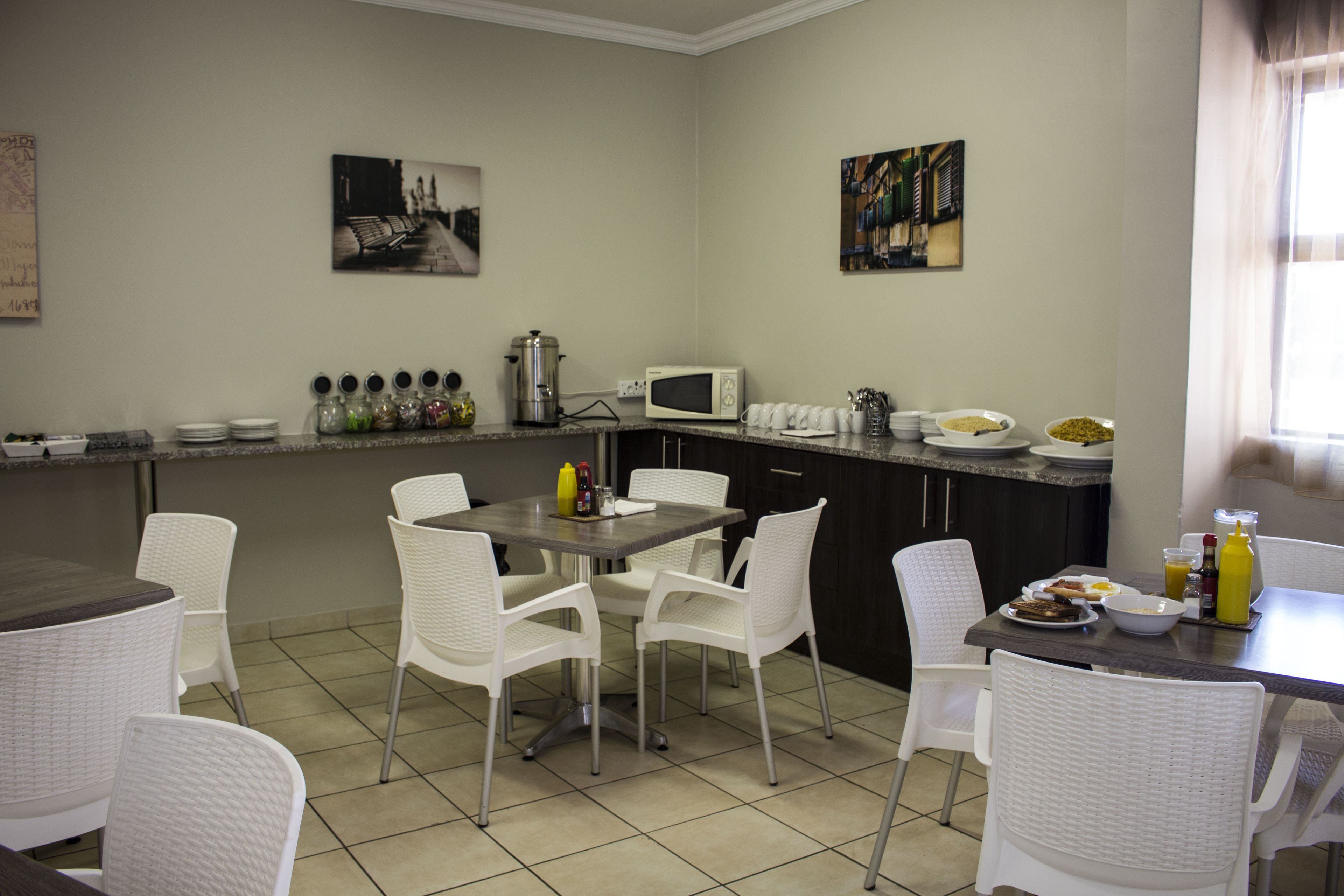 Daily cooked-to-order breakfast (ZAR 55 per person)