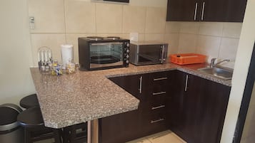 Luxury Δωμάτιο (Self Catering) | Ιδιωτική κουζίνα | Ψυγείο, βραστήρας για καφέ/τσάι, βραστήρας νερού