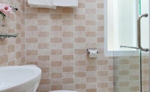 Shower, perlengkapan mandi gratis, sandal, dan handuk