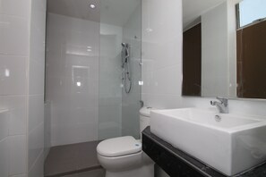 Deluxe Twin Room | Bathroom