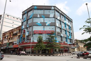 A multi-story building with a prominent sign for "HOTEL IPOH BOUTIQUE". - Ipoh Boutique Hotel (Ipoh)