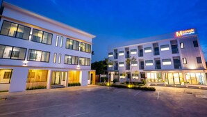 A modern hotel with a flat roof, large windows, and a sign reading "Meesuk ChiangFai". - Meesuk ChiangRai Hotel, SHA Certified (Chiang Rai)