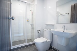 Regadera, amenidades de baño gratuitas, secadora de cabello, toallas
