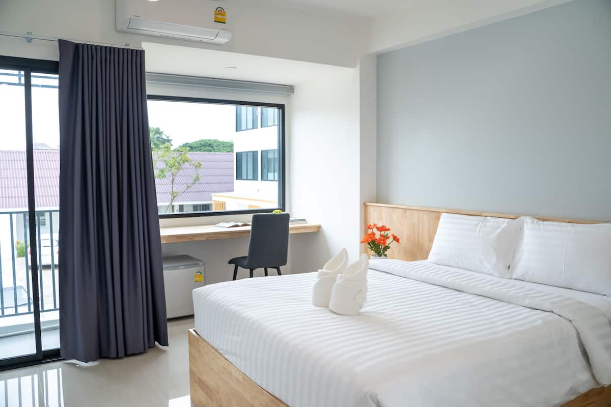 Premium bedding, minibar, desk, soundproofing