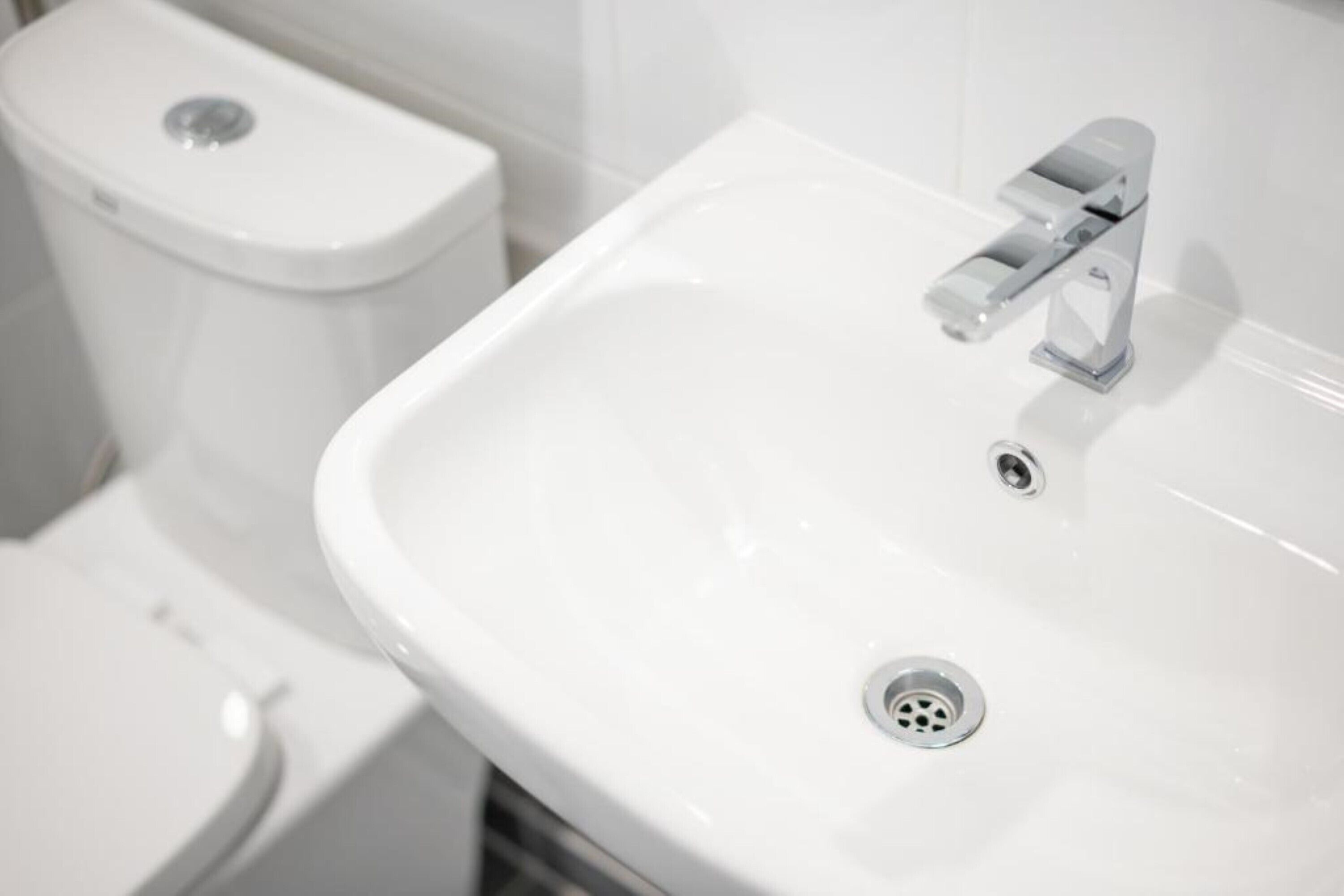 standard double room | bathroom | shower, free toiletries, hair dryer, towels