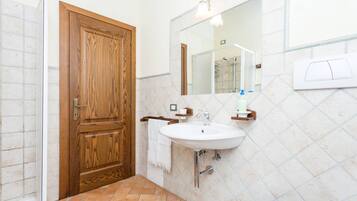 Shower, rainfall showerhead, free toiletries, hair dryer