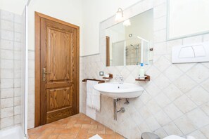 Douche, douche à « effet pluie », articles de toilette gratuits