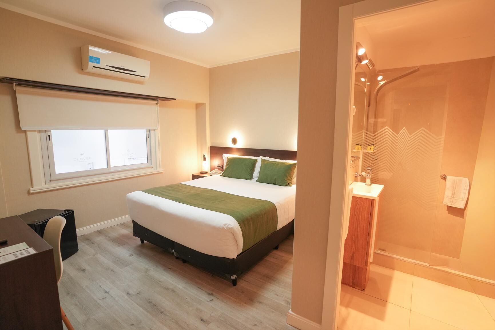 Caja de seguridad en la habitación y decoración personalizada 