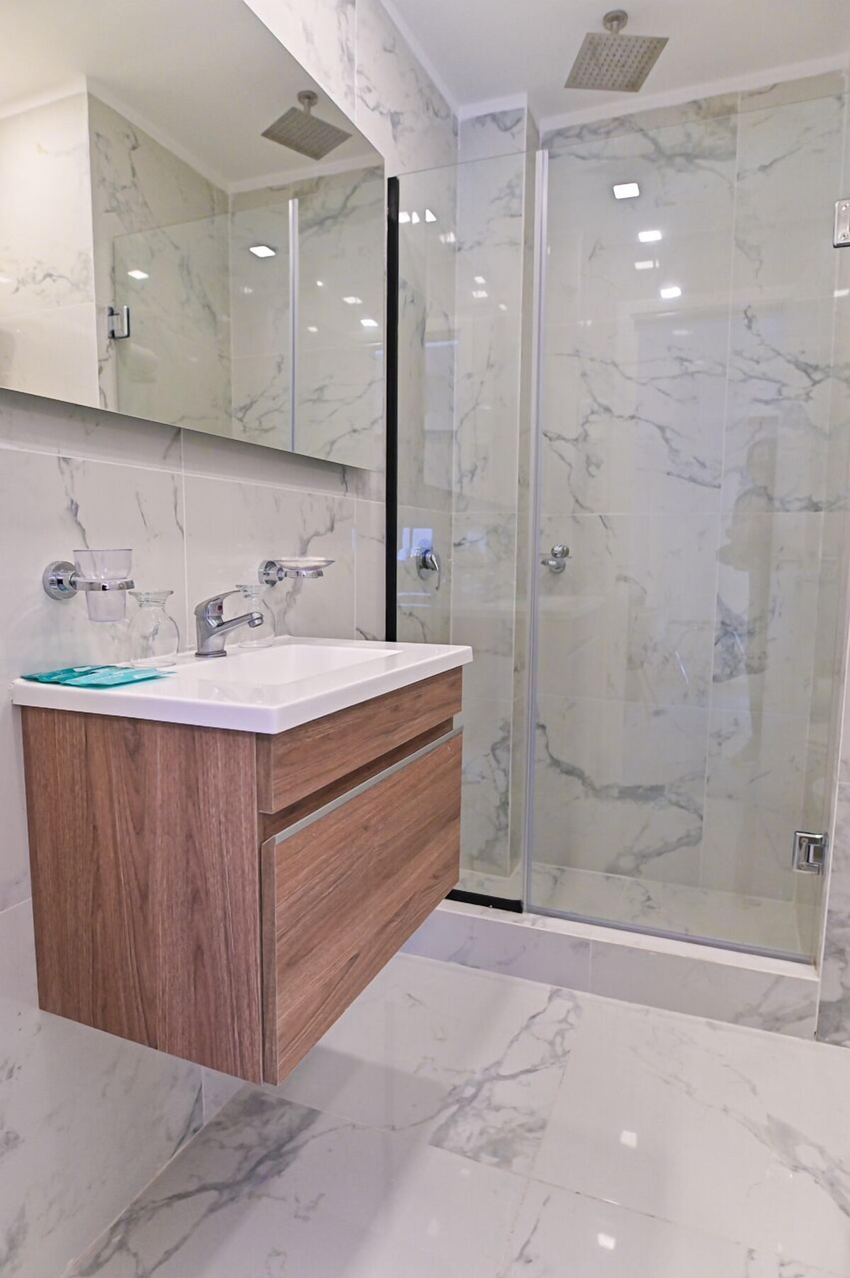 Habitación estándar doble | Baño | Ducha, artículos de higiene personal gratuitos y secador de pelo