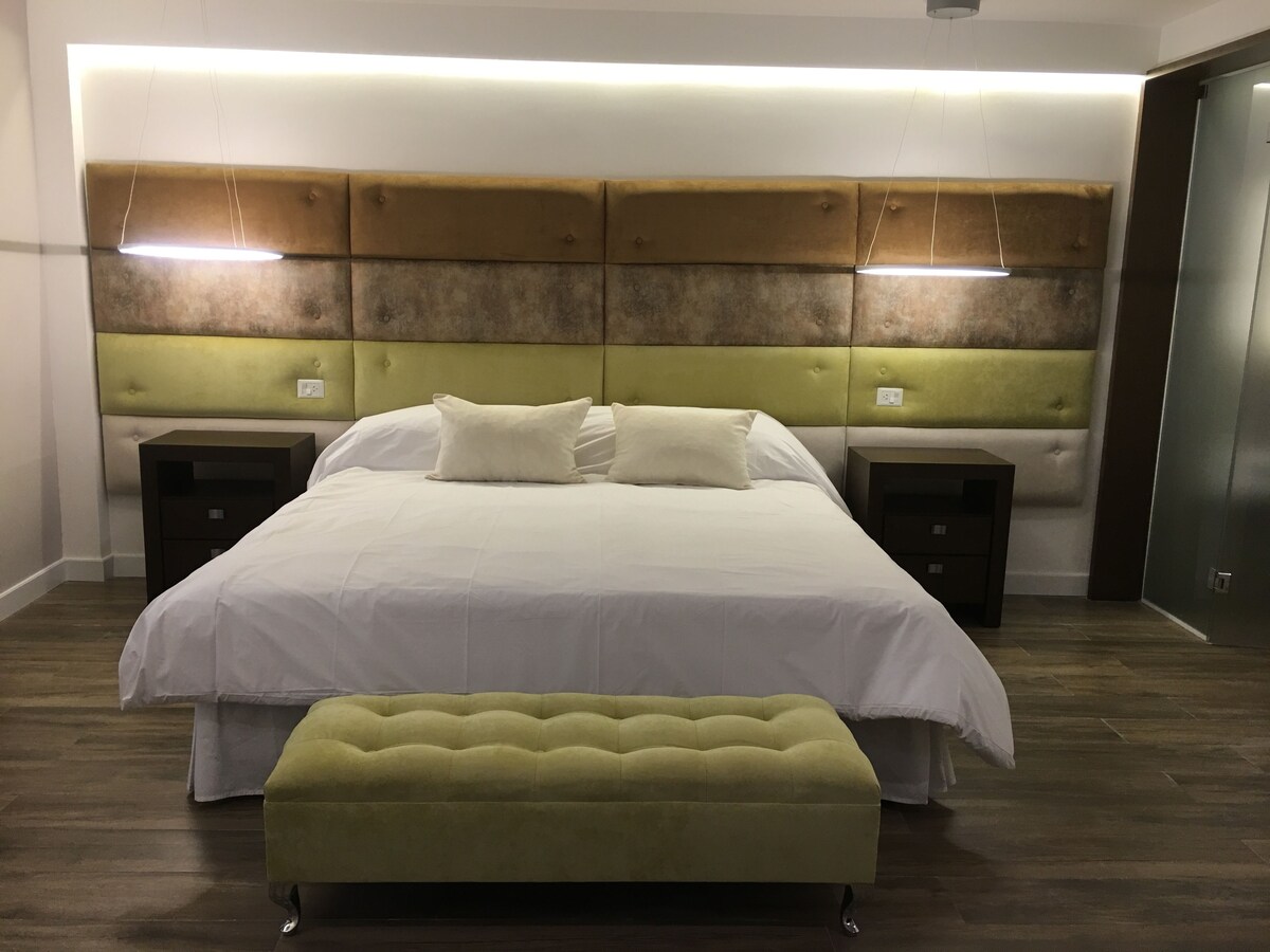 Suite superior | Caja fuerte, decoración individual, mobiliario individual y escritorio