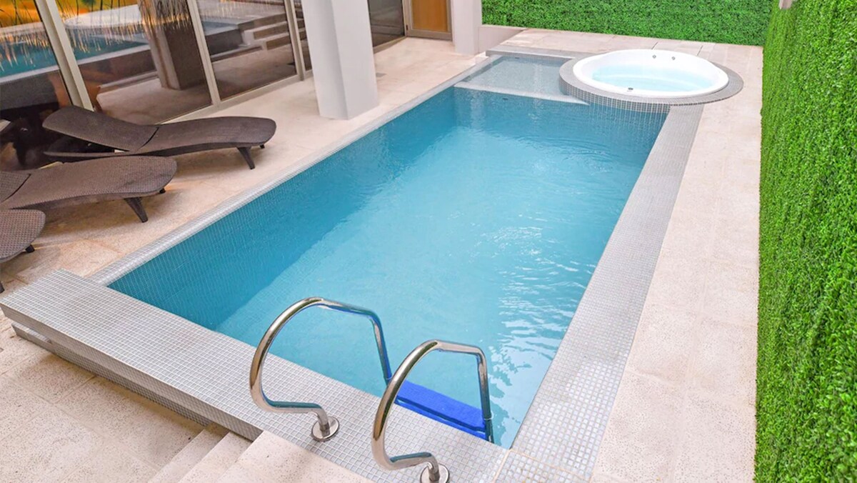 Una piscina cubierta (de 15:00 a 21:00), tumbonas