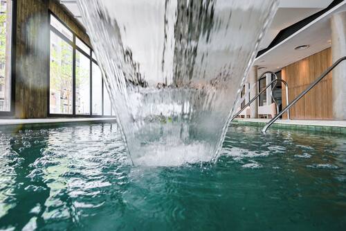 Piscina interna, funciona das 13h às 21h, espreguiçadeiras
