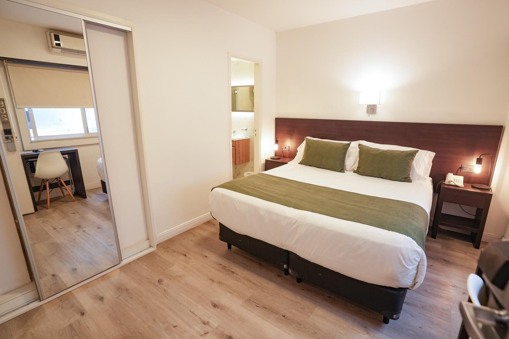 Caja de seguridad en la habitación y decoración personalizada 