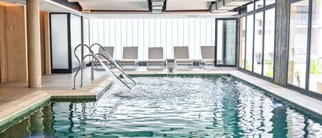 Piscina interna, funciona das 13h às 21h, espreguiçadeiras