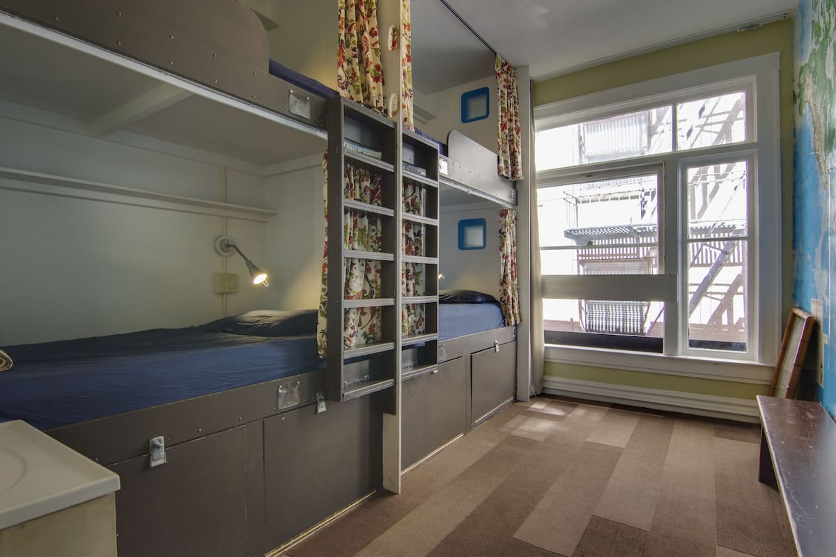 Cortinas blackout, tabla de planchar con plancha y wifi gratis