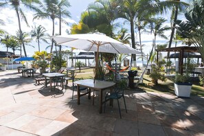 Una piscina al aire libre, sillones reclinables de piscina