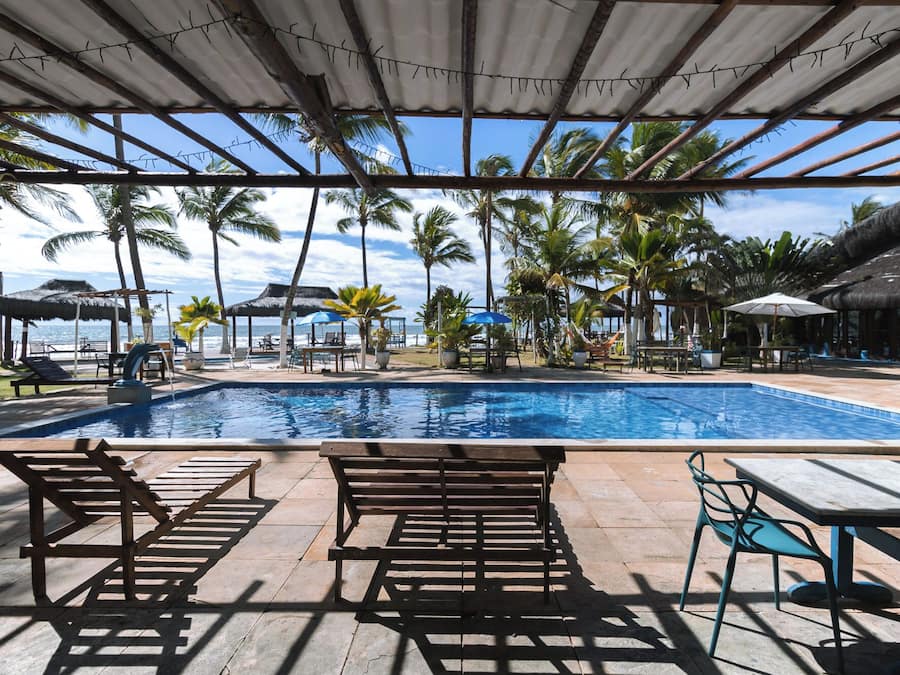 Piscine extérieure, chaises longues