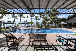 Piscina externa, espreguiçadeiras