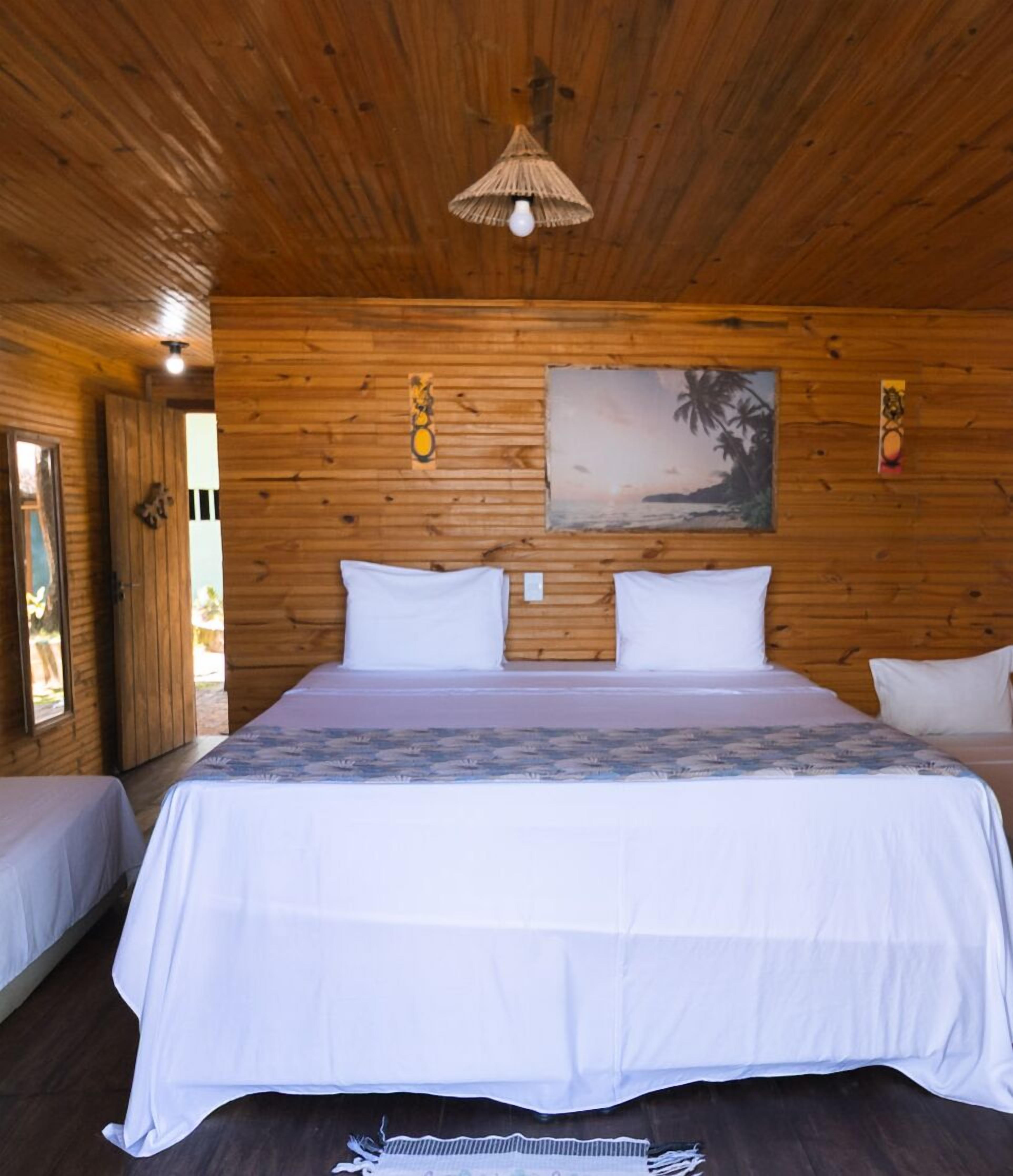 Quarto superior, vista para a praia | Camas com colchões pillow-top, frigobar, individualmente decorados