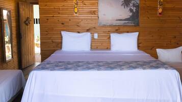 Quarto superior, vista para a praia | Camas com colchões pillow-top, frigobar, individualmente decorados