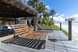 Playa privada, sillas reclinables de playa